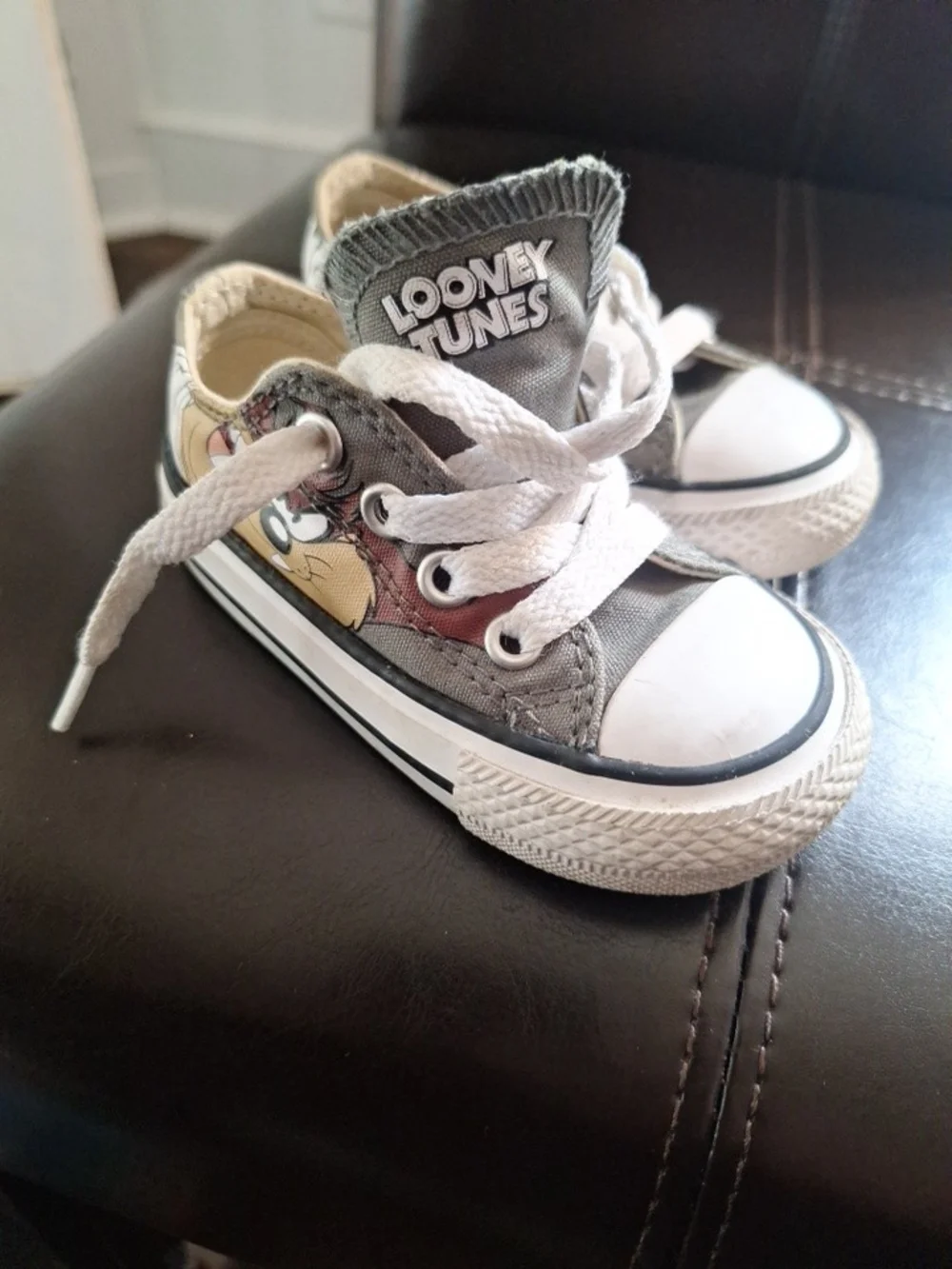 Converse Looney Tunes Gray Canvas Todler Sneakers.size 4